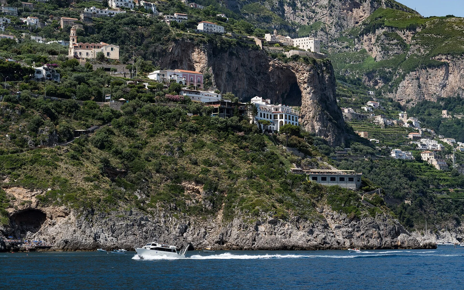 Navegando pelas falésias da Costa Amalfitana entre Amalfi e Positano