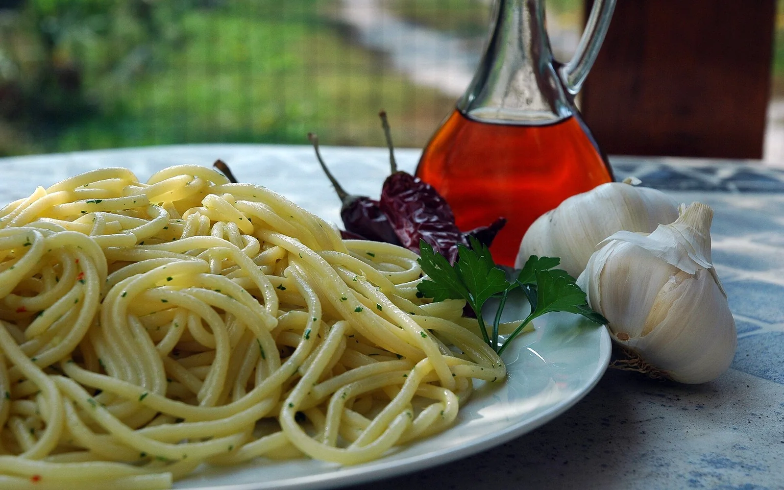 Espaguete com Cetara anchova colatura, alho e pimenta
