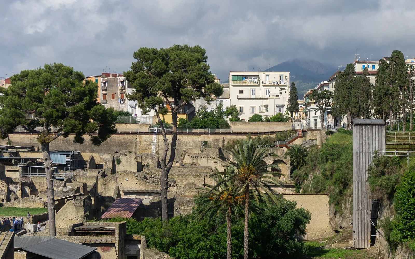 As ruínas arqueológicas de Herculano com o Monte Vesúvio além