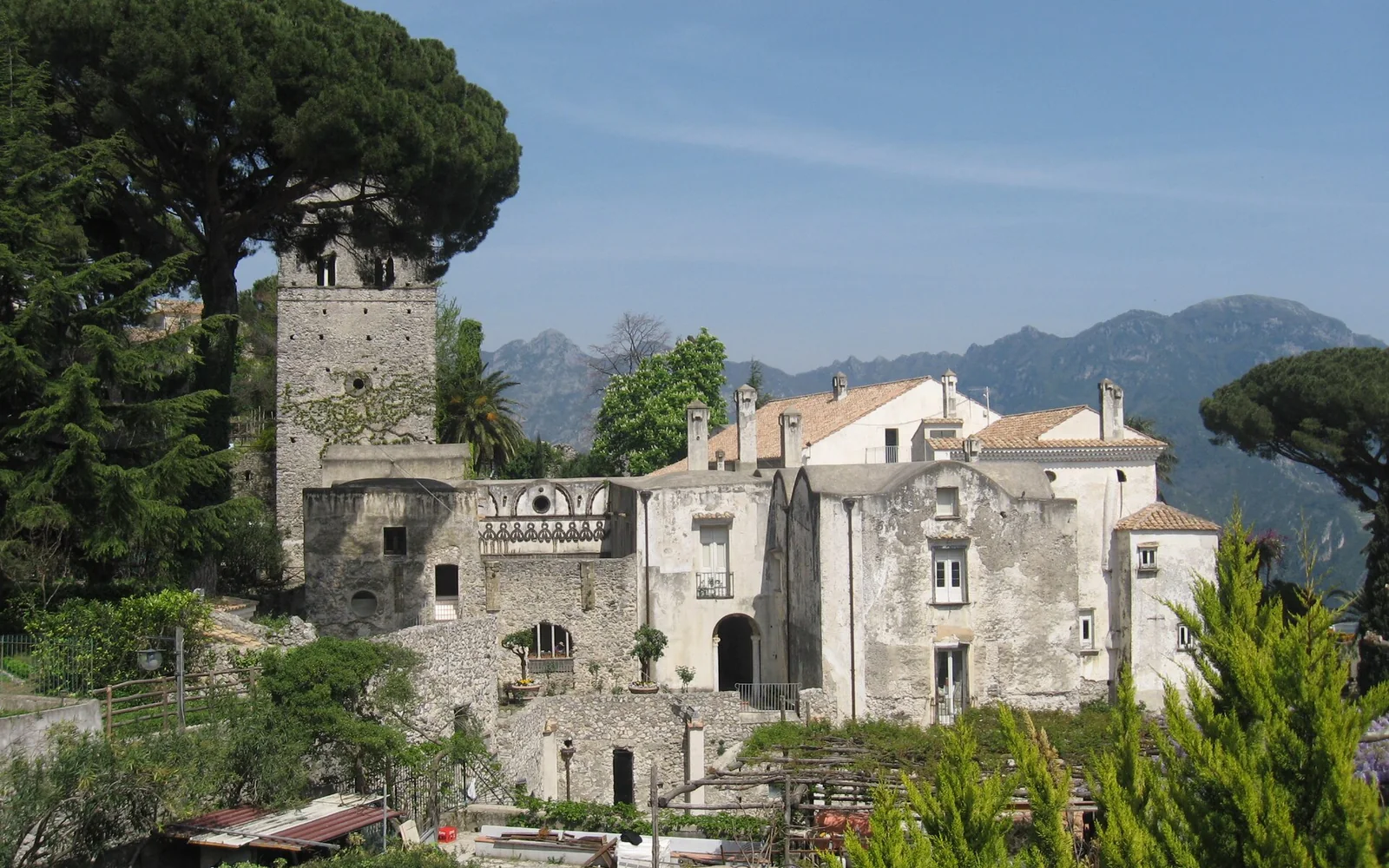 Villa Rufolo em Ravello emoldurada por jardins e pelas montanhas Lattari